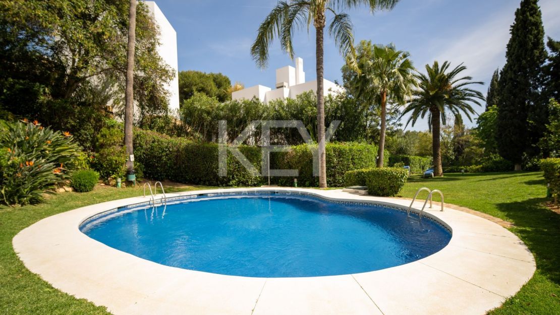 Стильный таунхаус с 4 спальнями — андалусская душа и нордическая элегантность на Золотой Миле Марбельи