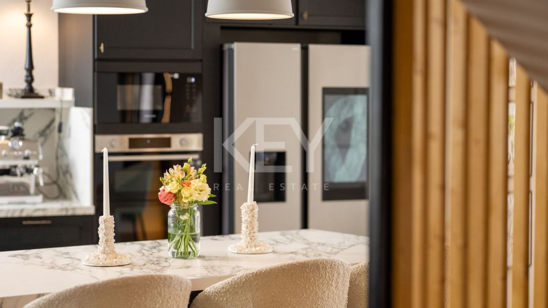 Стильный таунхаус с 4 спальнями — андалусская душа и нордическая элегантность на Золотой Миле Марбельи