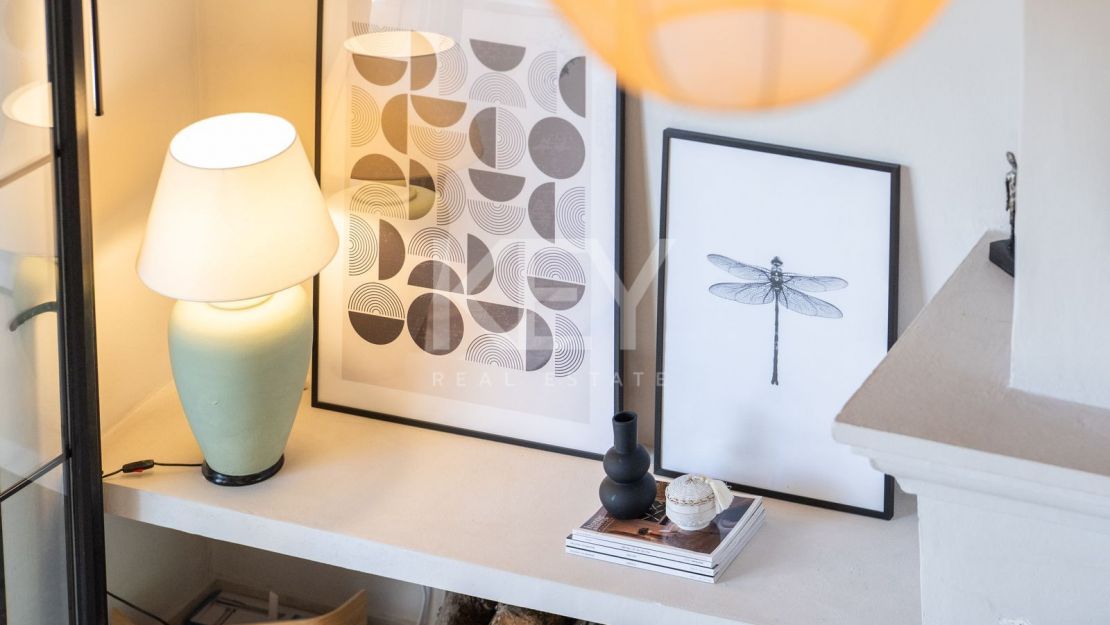 Стильный таунхаус с 4 спальнями — андалусская душа и нордическая элегантность на Золотой Миле Марбельи