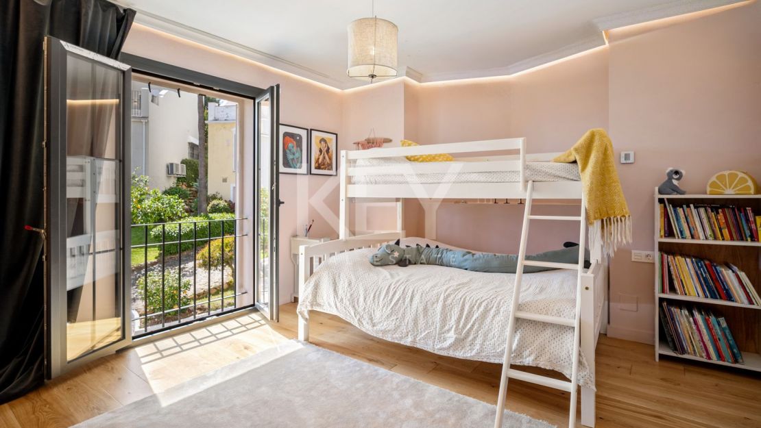 Стильный таунхаус с 4 спальнями — андалусская душа и нордическая элегантность на Золотой Миле Марбельи