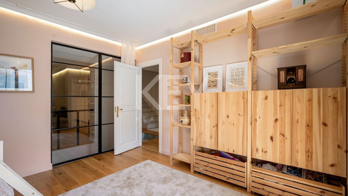 Стильный таунхаус с 4 спальнями — андалусская душа и нордическая элегантность на Золотой Миле Марбельи