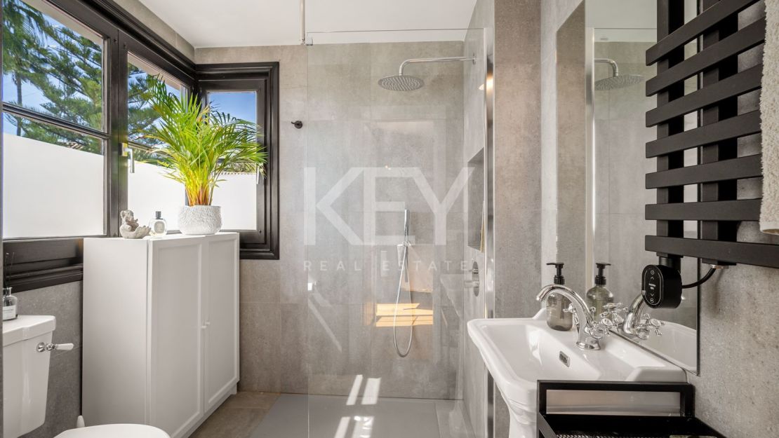 Стильный таунхаус с 4 спальнями — андалусская душа и нордическая элегантность на Золотой Миле Марбельи