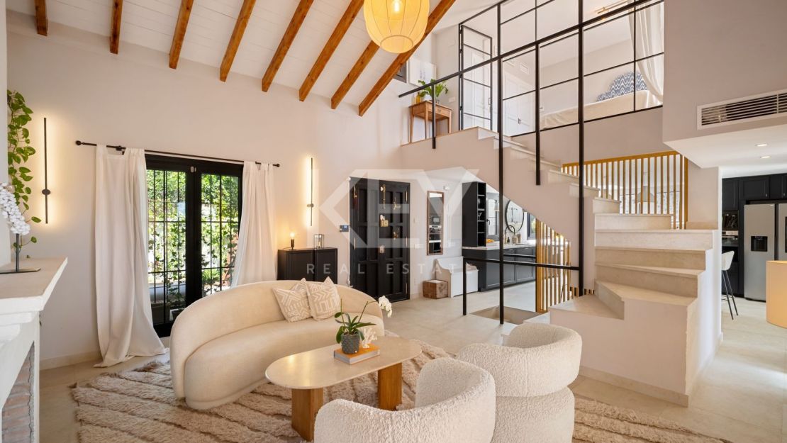 Стильный таунхаус с 4 спальнями — андалусская душа и нордическая элегантность на Золотой Миле Марбельи