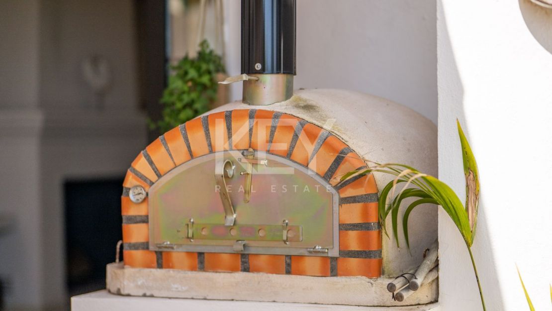 Стильный таунхаус с 4 спальнями — андалусская душа и нордическая элегантность на Золотой Миле Марбельи