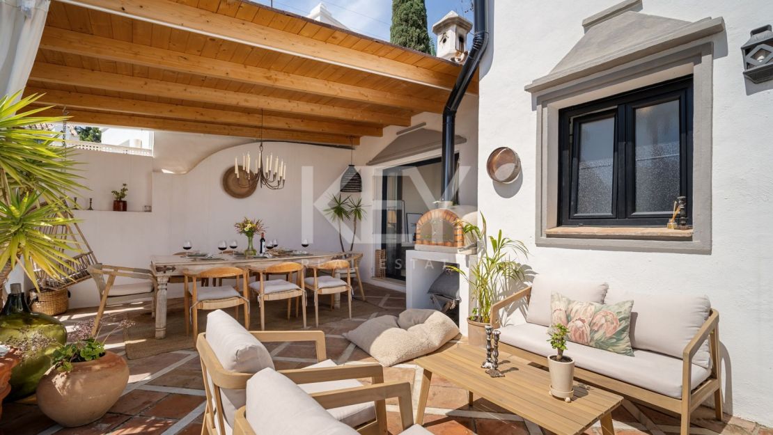 Стильный таунхаус с 4 спальнями — андалусская душа и нордическая элегантность на Золотой Миле Марбельи