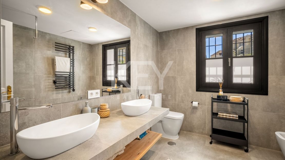 Стильный таунхаус с 4 спальнями — андалусская душа и нордическая элегантность на Золотой Миле Марбельи