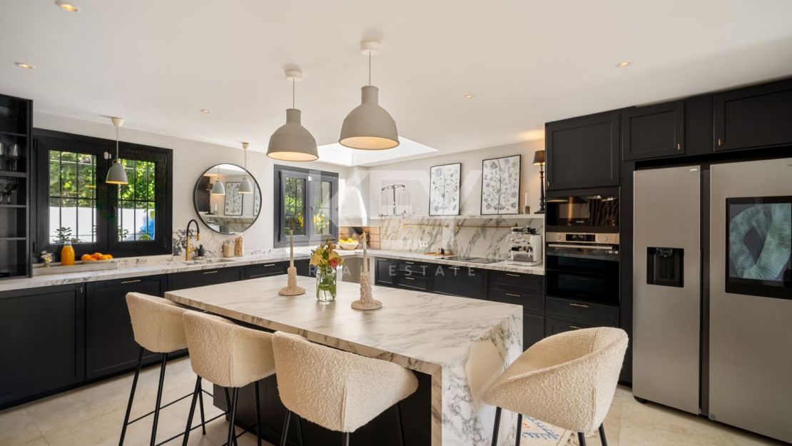 Стильный таунхаус с 4 спальнями — андалусская душа и нордическая элегантность на Золотой Миле Марбельи