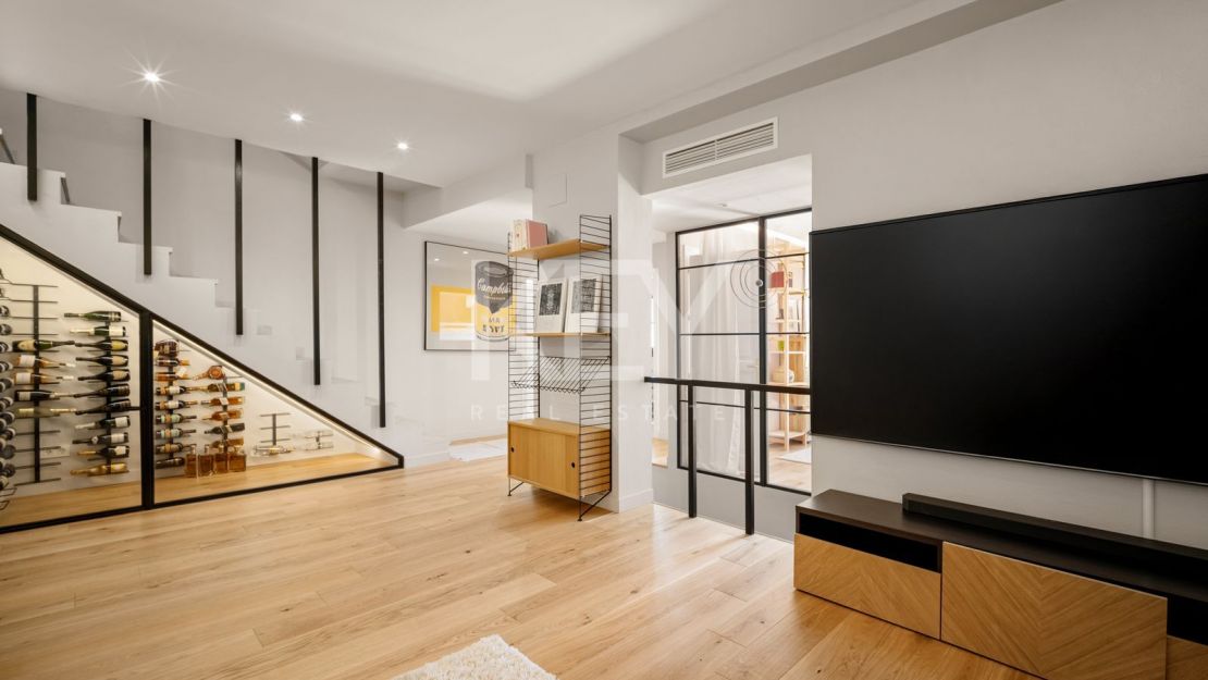 Стильный таунхаус с 4 спальнями — андалусская душа и нордическая элегантность на Золотой Миле Марбельи