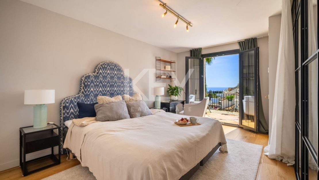 Стильный таунхаус с 4 спальнями — андалусская душа и нордическая элегантность на Золотой Миле Марбельи