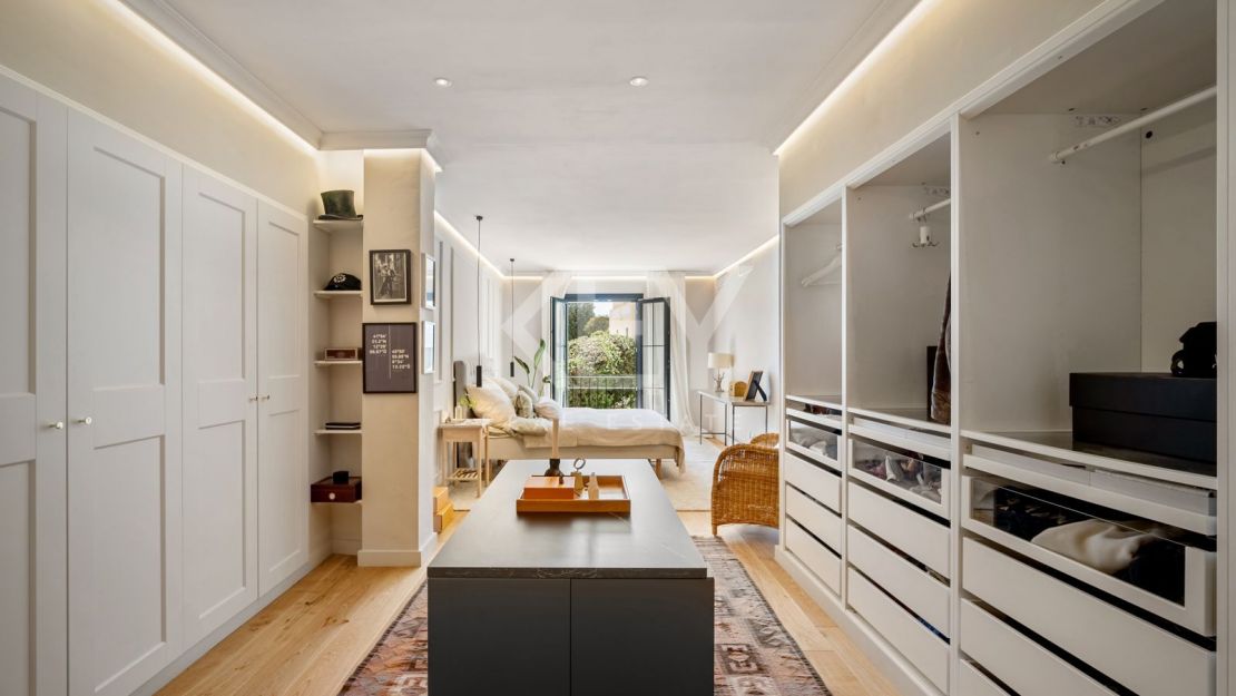 Стильный таунхаус с 4 спальнями — андалусская душа и нордическая элегантность на Золотой Миле Марбельи