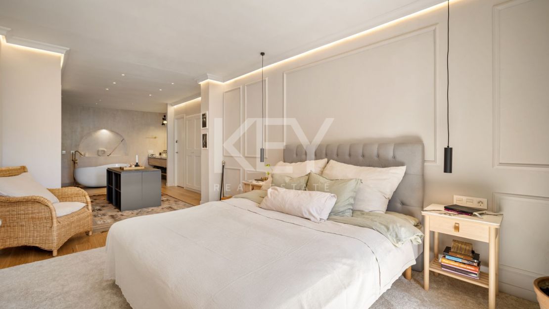 Стильный таунхаус с 4 спальнями — андалусская душа и нордическая элегантность на Золотой Миле Марбельи