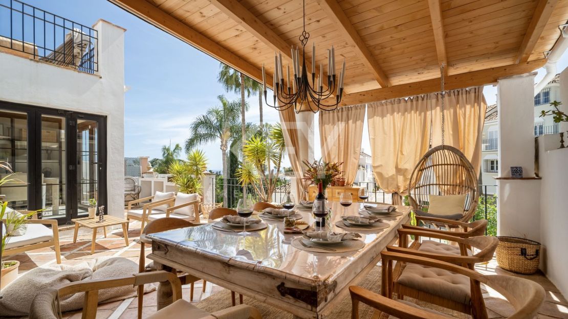 Стильный таунхаус с 4 спальнями — андалусская душа и нордическая элегантность на Золотой Миле Марбельи