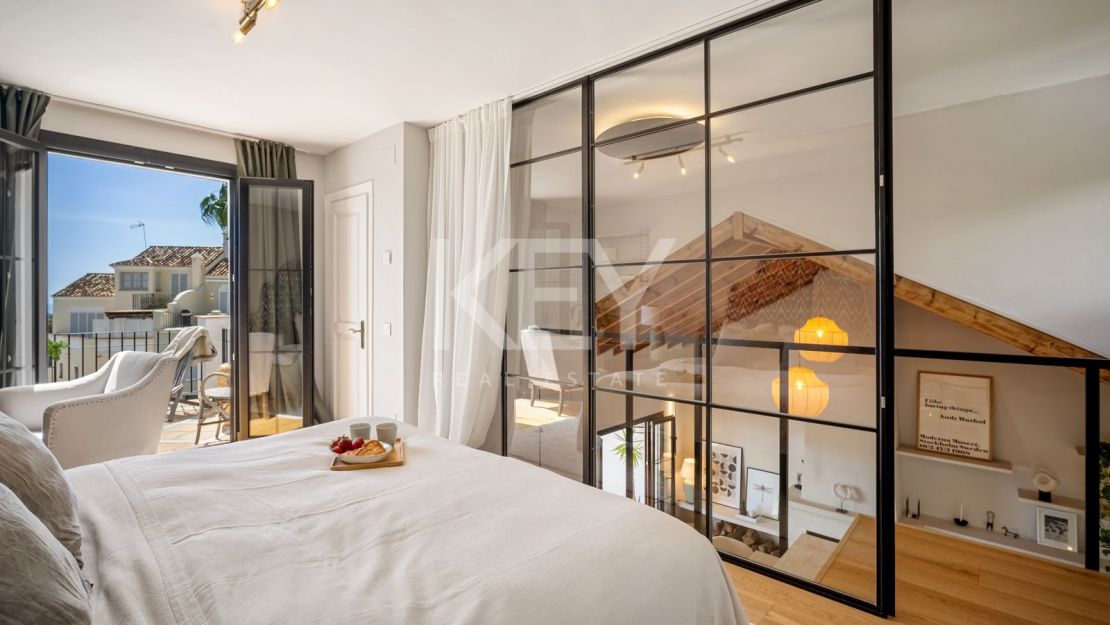 Стильный таунхаус с 4 спальнями — андалусская душа и нордическая элегантность на Золотой Миле Марбельи