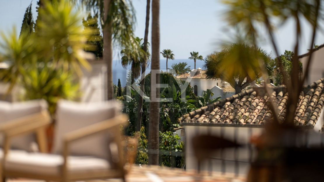 Стильный таунхаус с 4 спальнями — андалусская душа и нордическая элегантность на Золотой Миле Марбельи