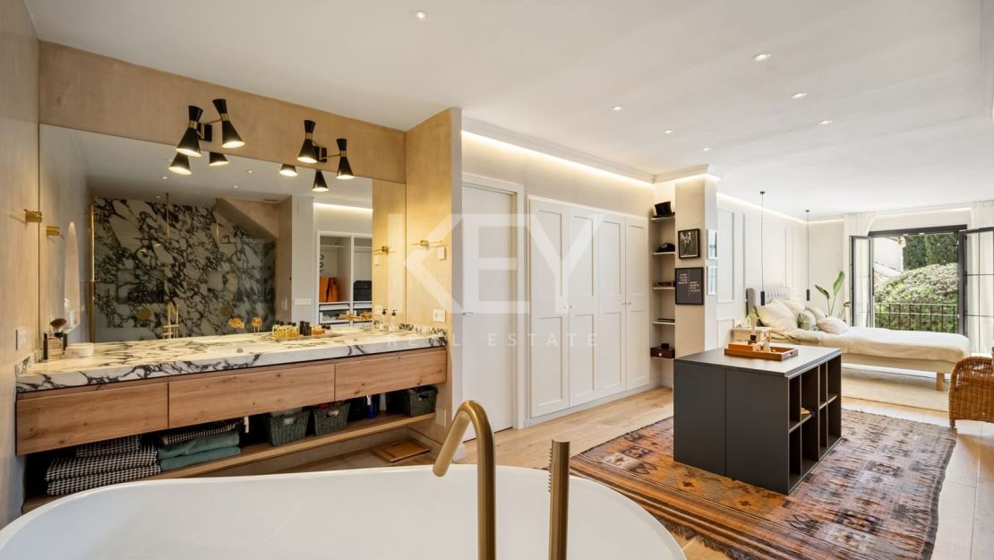 Стильный таунхаус с 4 спальнями — андалусская душа и нордическая элегантность на Золотой Миле Марбельи