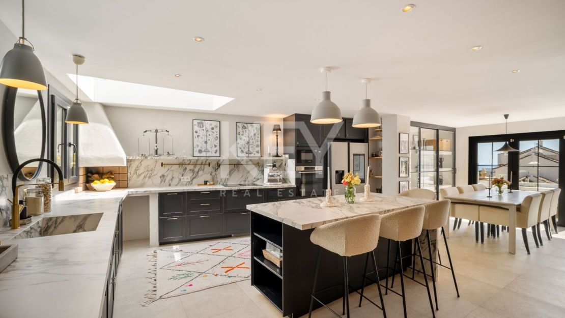 Стильный таунхаус с 4 спальнями — андалусская душа и нордическая элегантность на Золотой Миле Марбельи