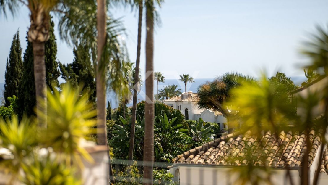 Стильный таунхаус с 4 спальнями — андалусская душа и нордическая элегантность на Золотой Миле Марбельи