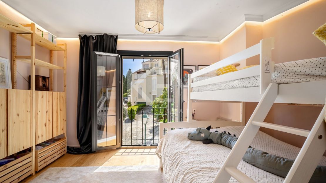 Стильный таунхаус с 4 спальнями — андалусская душа и нордическая элегантность на Золотой Миле Марбельи