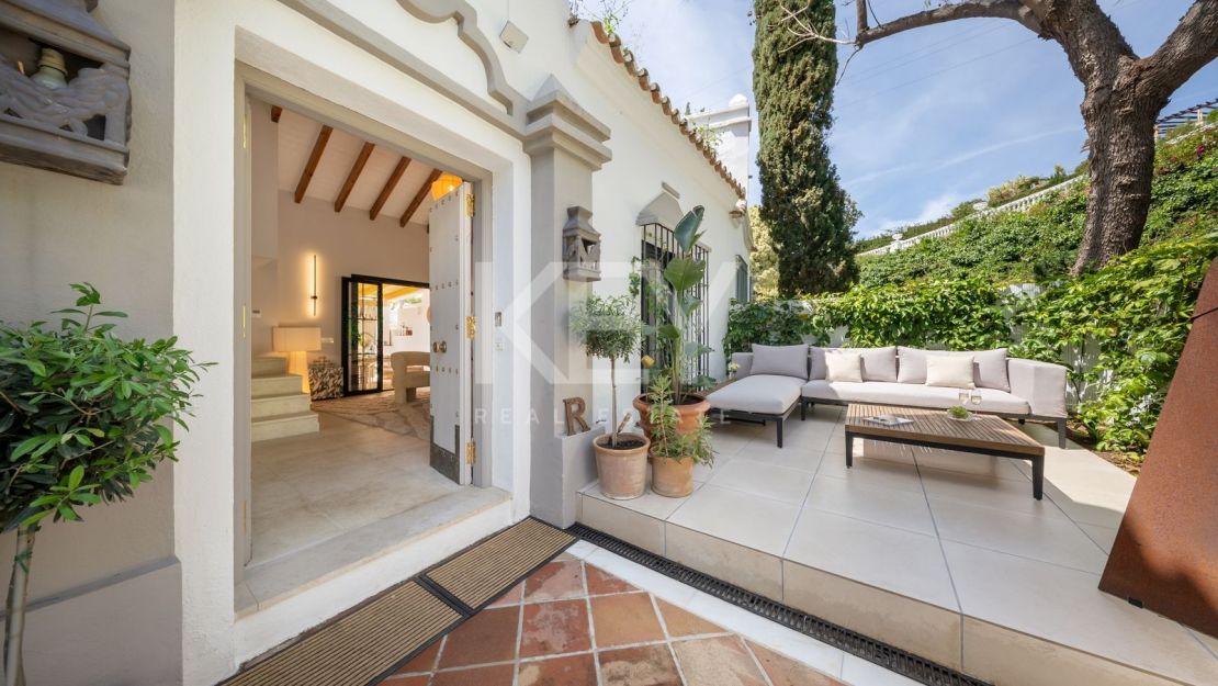Стильный таунхаус с 4 спальнями — андалусская душа и нордическая элегантность на Золотой Миле Марбельи