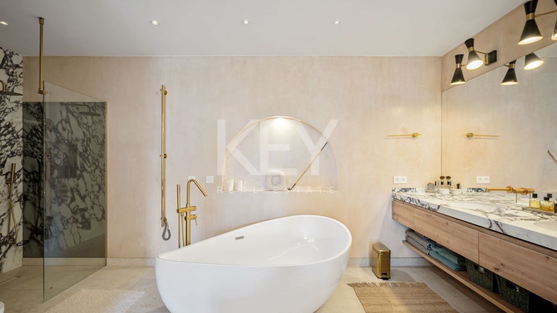 Стильный таунхаус с 4 спальнями — андалусская душа и нордическая элегантность на Золотой Миле Марбельи