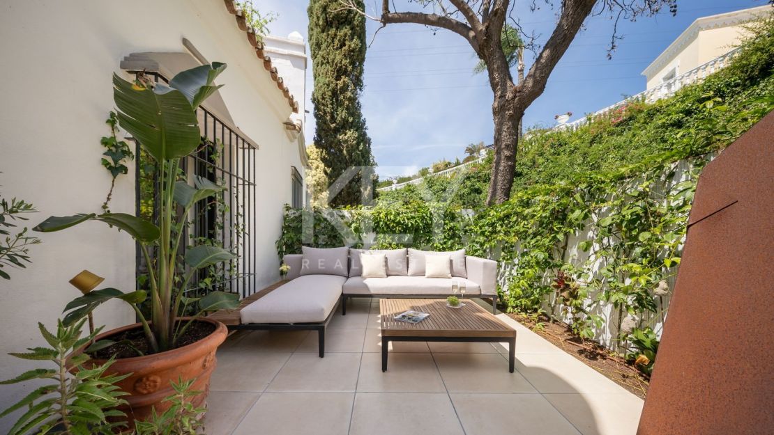 Стильный таунхаус с 4 спальнями — андалусская душа и нордическая элегантность на Золотой Миле Марбельи