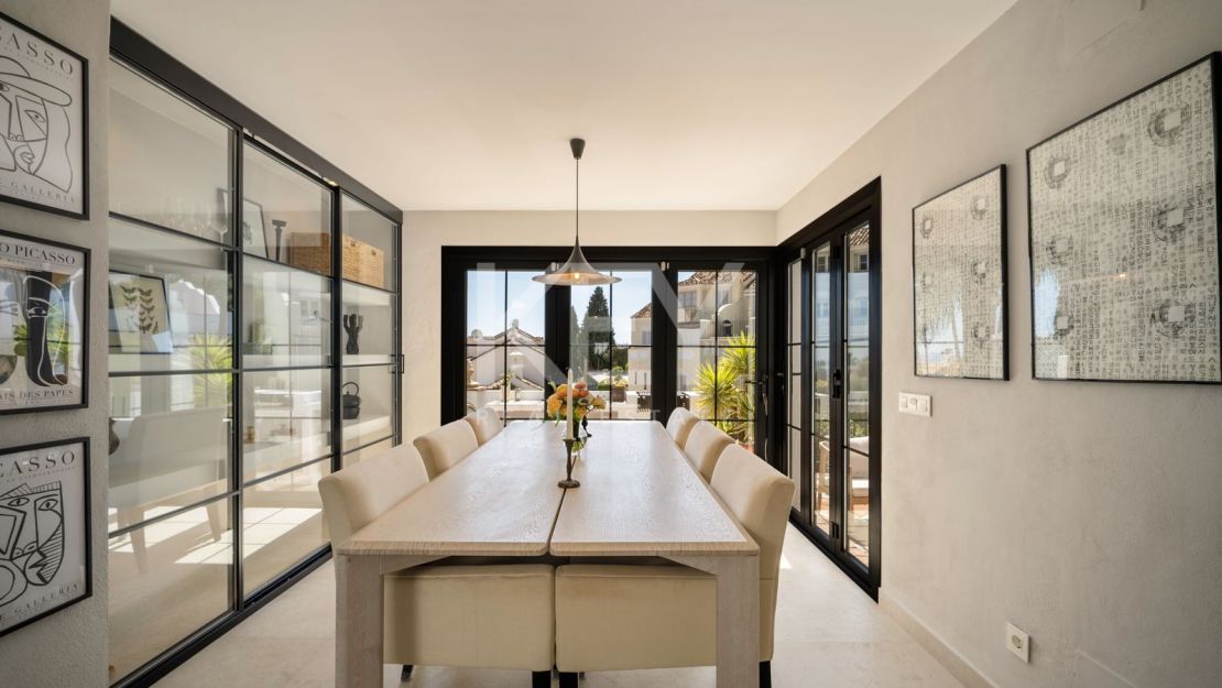 Стильный таунхаус с 4 спальнями — андалусская душа и нордическая элегантность на Золотой Миле Марбельи