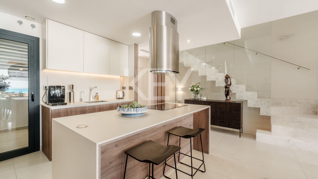 Moderna villa pareada a pasos de la playa en Banus Bay, Marbella