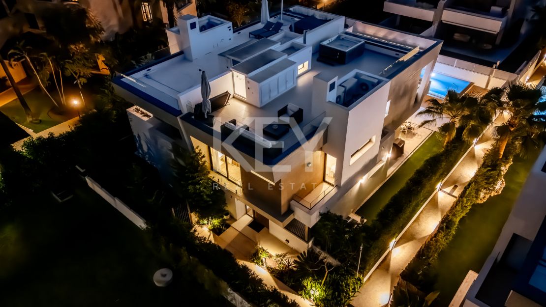 Moderna villa pareada a pasos de la playa en Banus Bay, Marbella