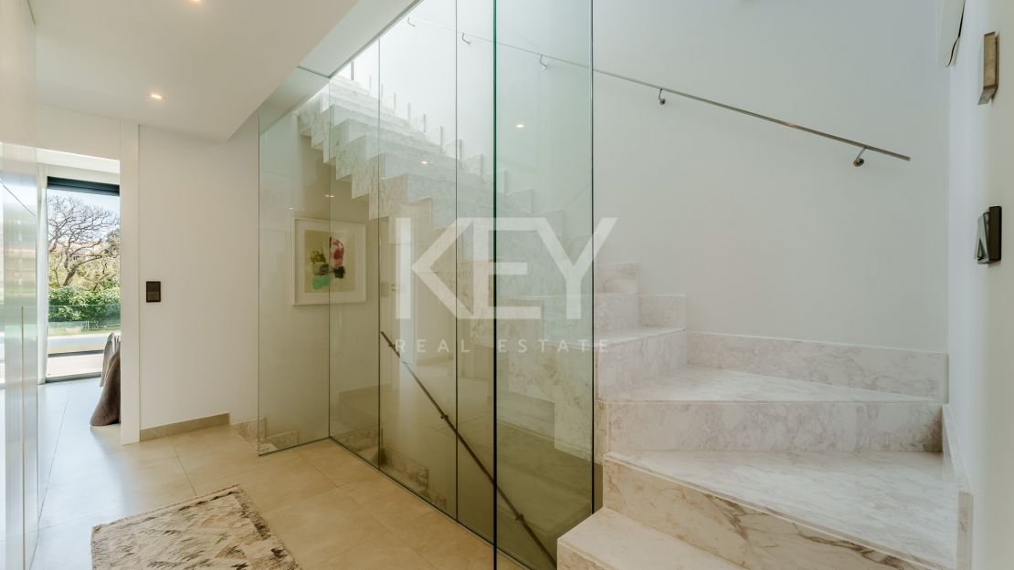 Moderna villa pareada a pasos de la playa en Banus Bay, Marbella