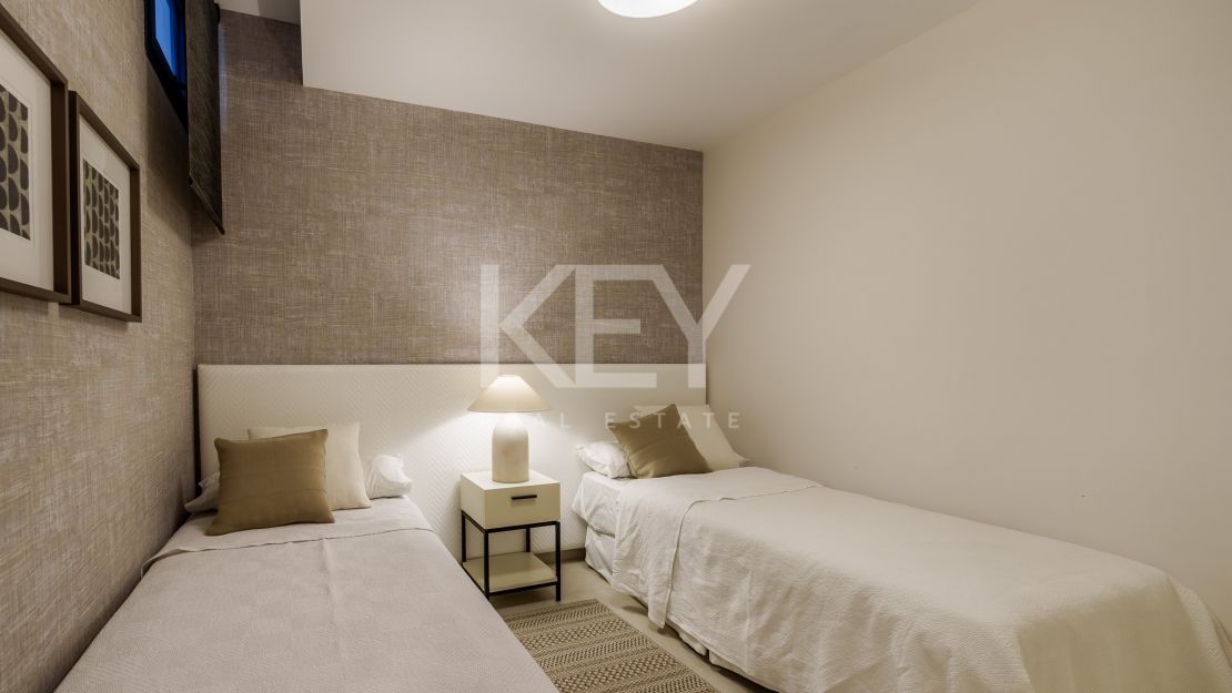 Moderna villa pareada a pasos de la playa en Banus Bay, Marbella