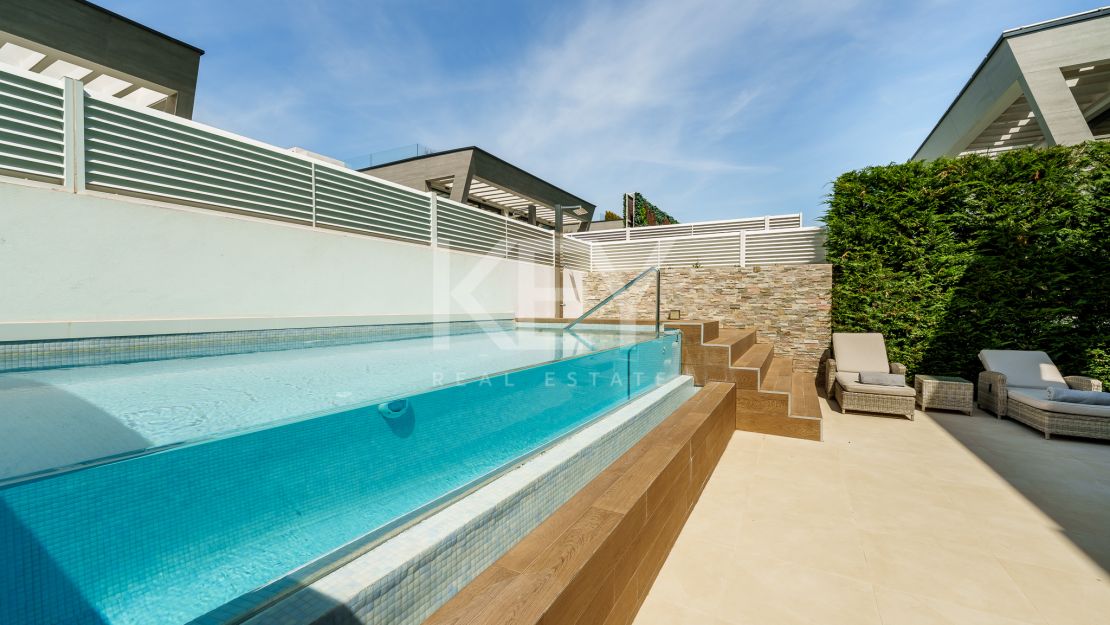 Moderna villa pareada a pasos de la playa en Banus Bay, Marbella
