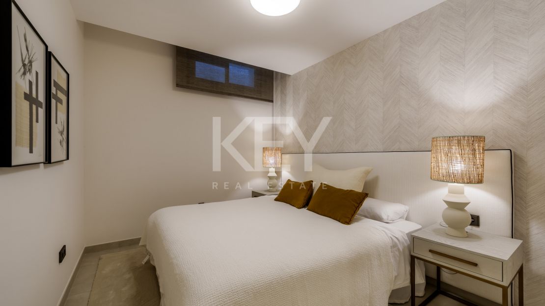 Moderna villa pareada a pasos de la playa en Banus Bay, Marbella