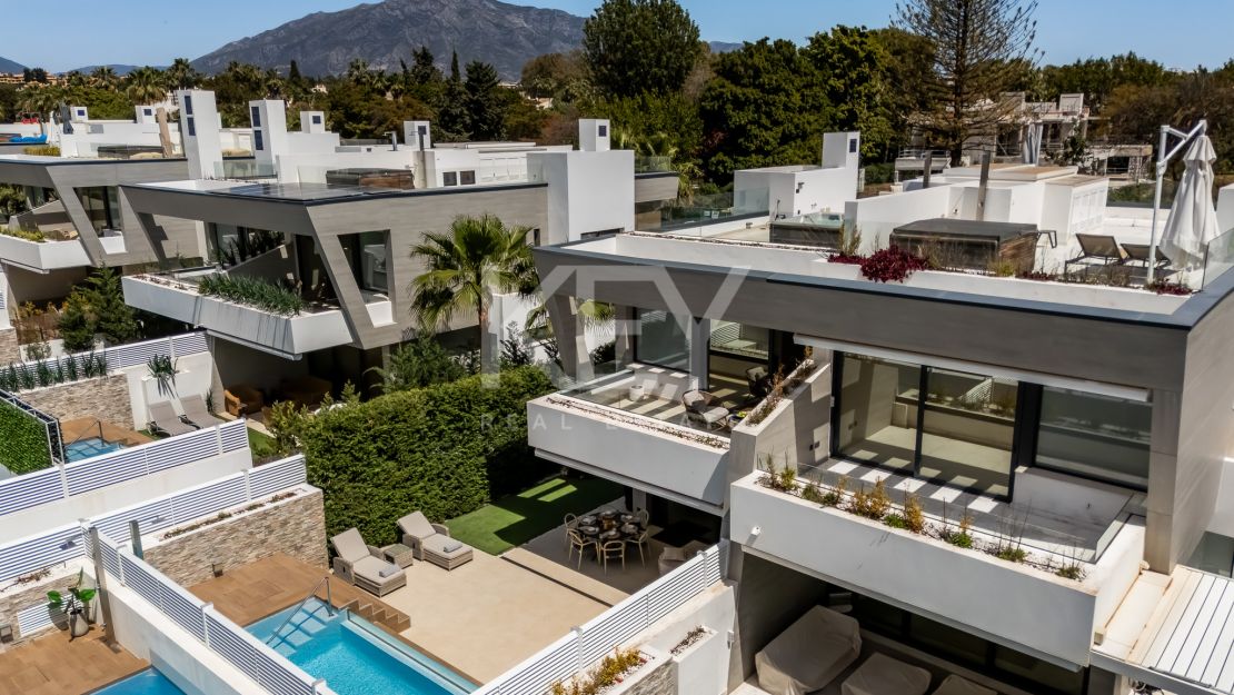 Moderna villa pareada a pasos de la playa en Banus Bay, Marbella