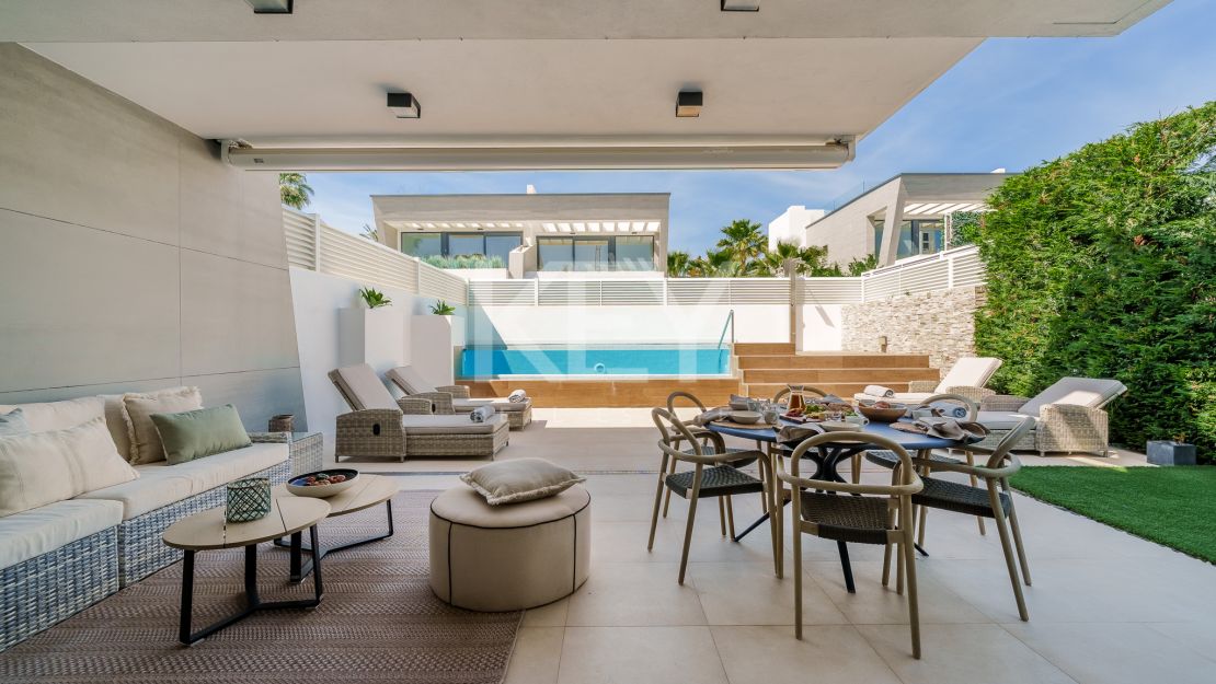 Moderna villa pareada a pasos de la playa en Banus Bay, Marbella