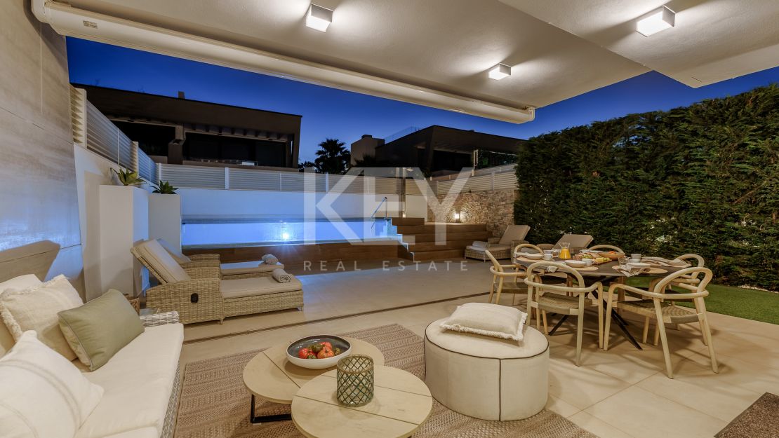 Moderna villa pareada a pasos de la playa en Banus Bay, Marbella