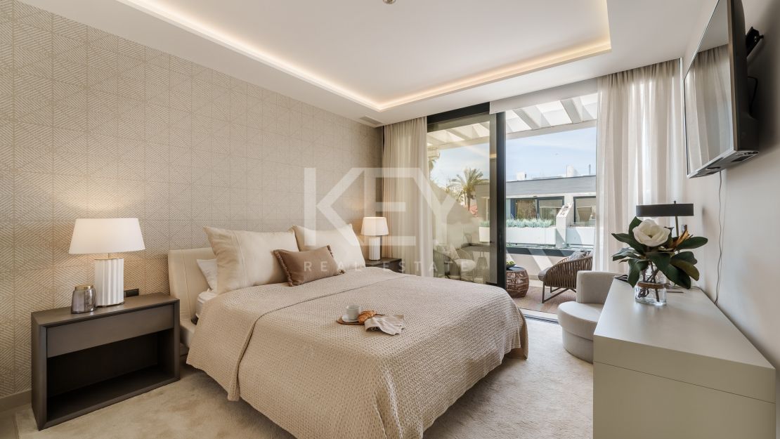 Moderna villa pareada a pasos de la playa en Banus Bay, Marbella