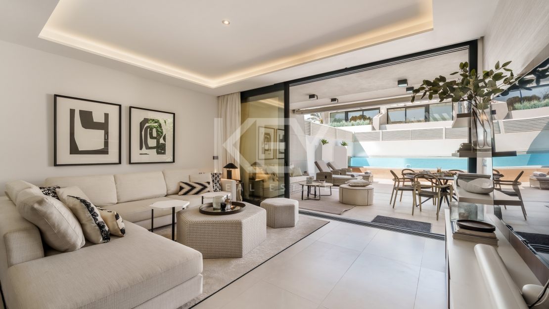 Moderna villa pareada a pasos de la playa en Banus Bay, Marbella