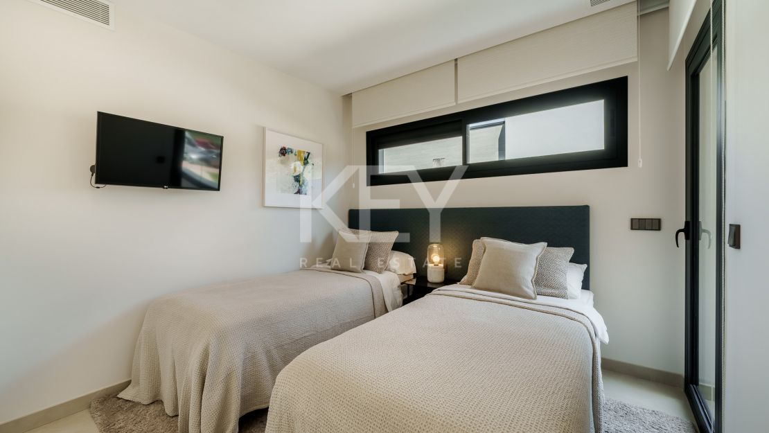 Moderna villa pareada a pasos de la playa en Banus Bay, Marbella