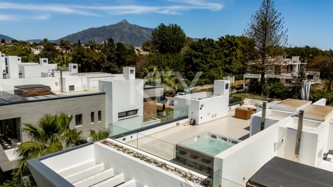 Moderna villa pareada a pasos de la playa en Banus Bay, Marbella