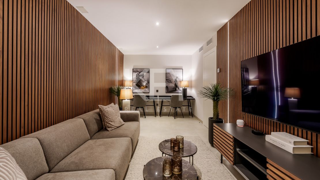 Moderna villa pareada a pasos de la playa en Banus Bay, Marbella