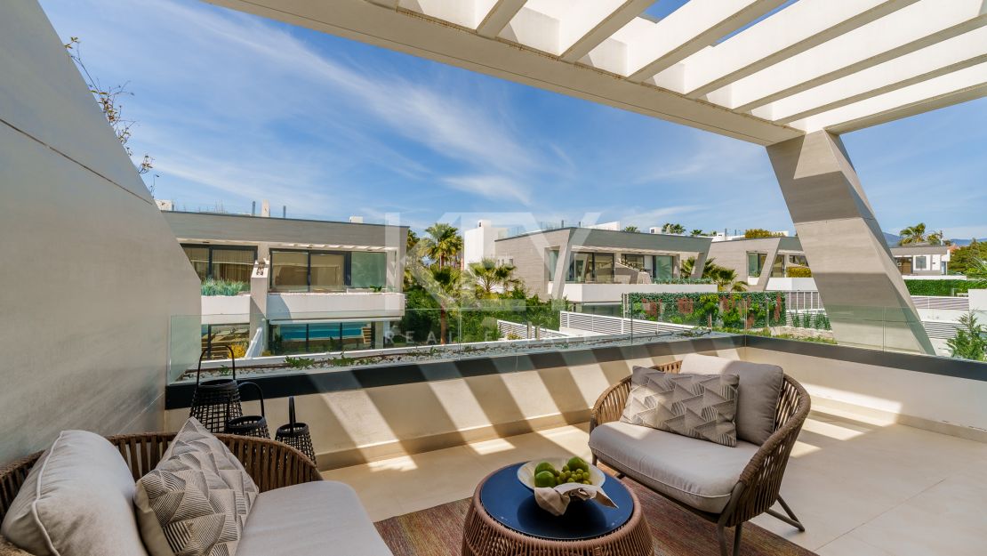 Moderna villa pareada a pasos de la playa en Banus Bay, Marbella