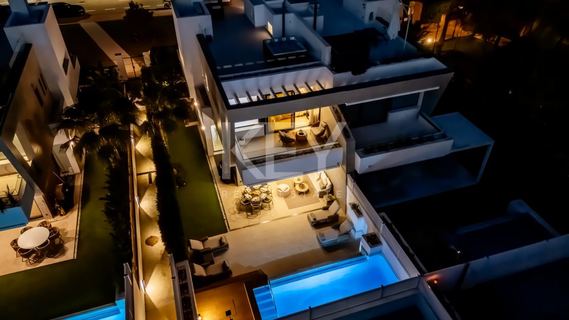 Moderna villa pareada a pasos de la playa en Banus Bay, Marbella