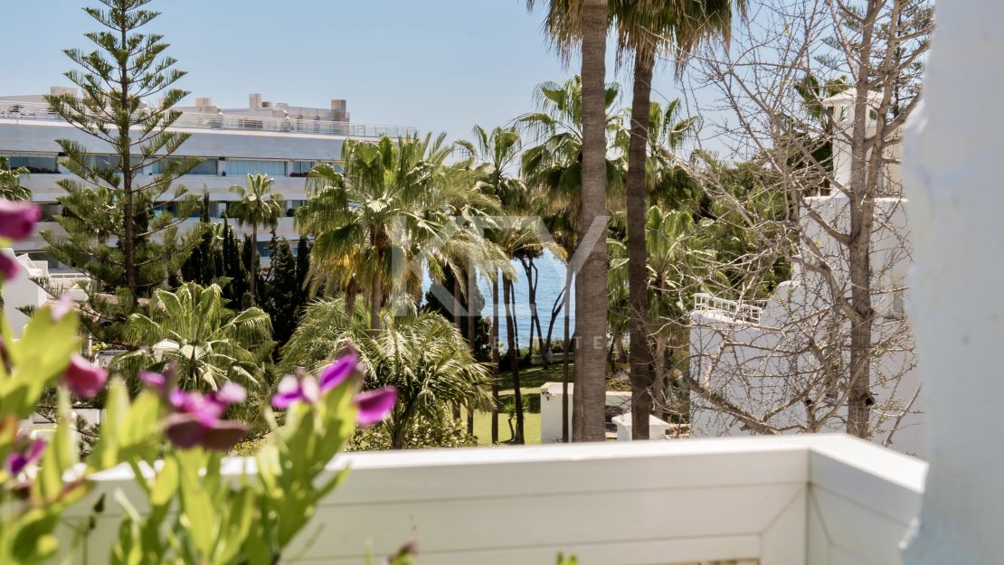 Двухуровневый пентхаус на первой линии моря с частным бассейном в Alhambra del Mar, Золотая Миля Марбельи