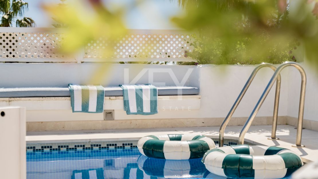 Двухуровневый пентхаус на первой линии моря с частным бассейном в Alhambra del Mar, Золотая Миля Марбельи