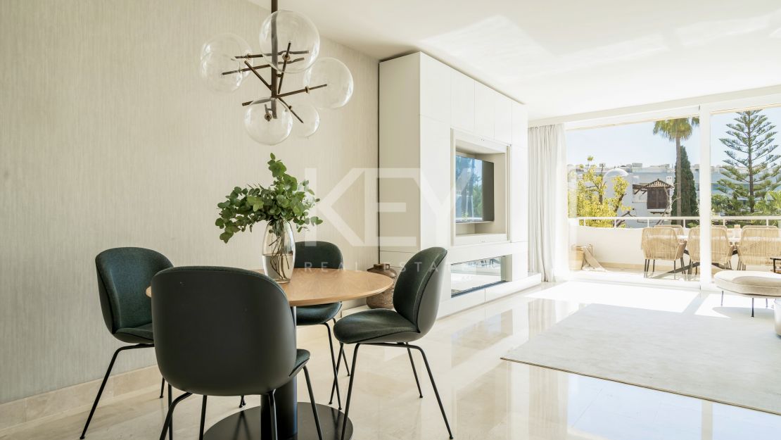 Двухуровневый пентхаус на первой линии моря с частным бассейном в Alhambra del Mar, Золотая Миля Марбельи