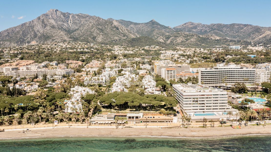 Двухуровневый пентхаус на первой линии моря с частным бассейном в Alhambra del Mar, Золотая Миля Марбельи