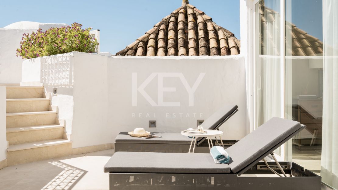 Двухуровневый пентхаус на первой линии моря с частным бассейном в Alhambra del Mar, Золотая Миля Марбельи