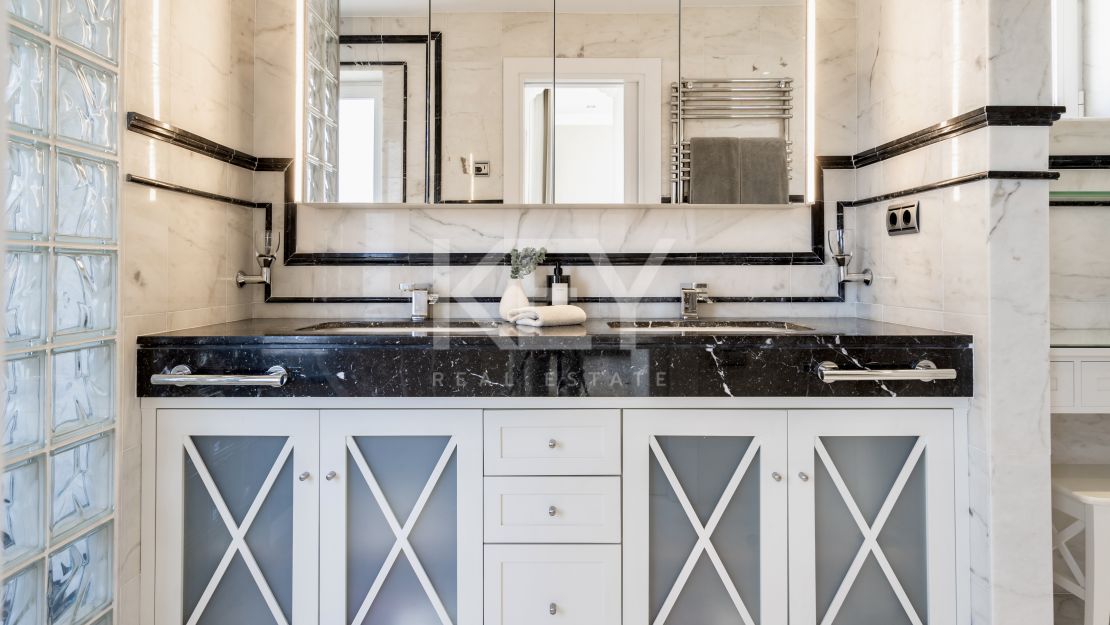 Двухуровневый пентхаус на первой линии моря с частным бассейном в Alhambra del Mar, Золотая Миля Марбельи