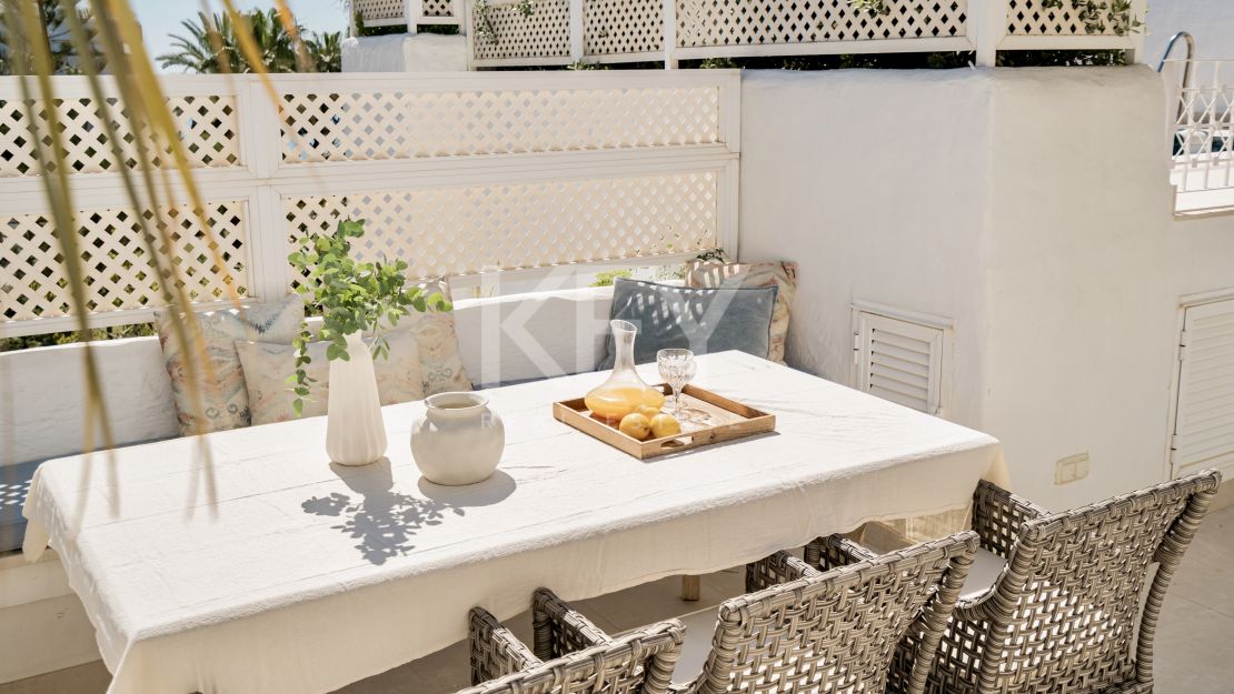 Двухуровневый пентхаус на первой линии моря с частным бассейном в Alhambra del Mar, Золотая Миля Марбельи