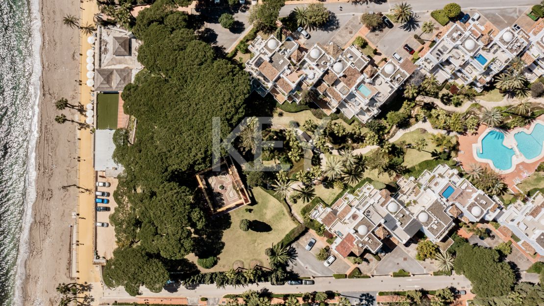 Двухуровневый пентхаус на первой линии моря с частным бассейном в Alhambra del Mar, Золотая Миля Марбельи